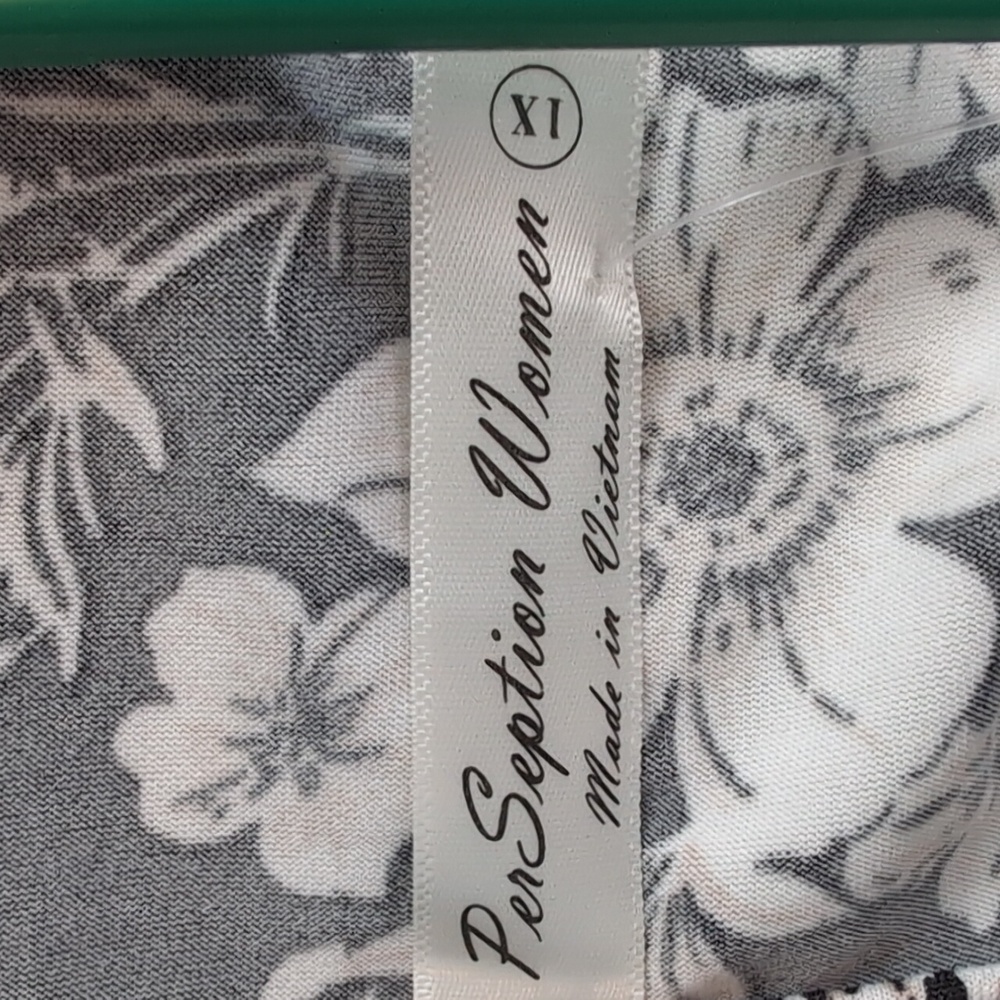 PerSeption Women Black With White Flowers Short Sleeve Blouse 1X - Picture 5 of 6